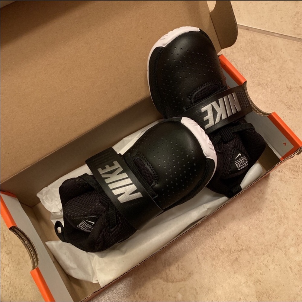 Nike Team Hustle D8 Toddler Sneaker - Picture 6 of 7